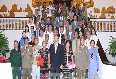 รองนายกรัฐมนตรีNguyễn Xuân Phúcให้การต้อนรับคณะผู้แทนผู้ที่บำเพ็ญประโยชน์ต่อชาติบ้านเมืองจังหวัดQuảng Nam